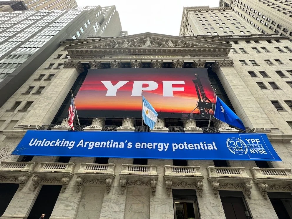 La emisión internacional permitirá a YPF extender el perfil de vencimientos de su deuda y fortalecer el financiamiento de su Plan 4x4, enfocado en el crecimiento de la producción no convencional.