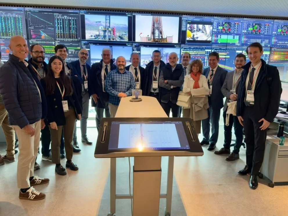 La delegación italiana recorrió el Real-Time Operation Center (RTOC), desde donde Tecpetrol monitorea en tiempo real todas sus operaciones.