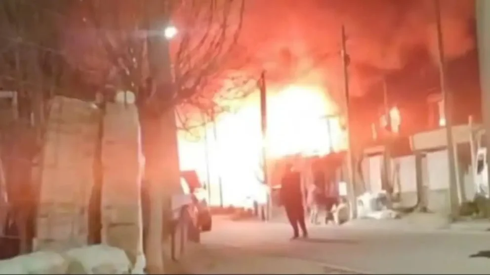  Según el relato de vecinos, se escuchó una fuerte explosión y el fuego se propagó rápidamente por la propiedad, que sufrió pérdidas totales. Foto: gentileza.