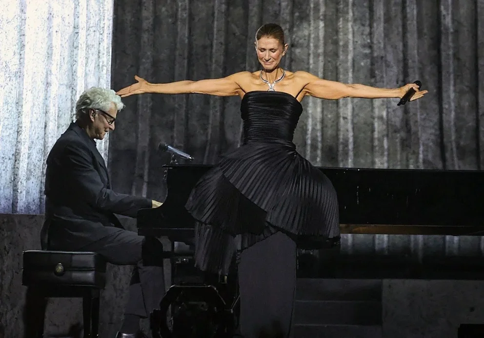 Celine Dion regresó a los escenarios en París tras cuatro años de lucha contra el síndrome de la persona rígida.
