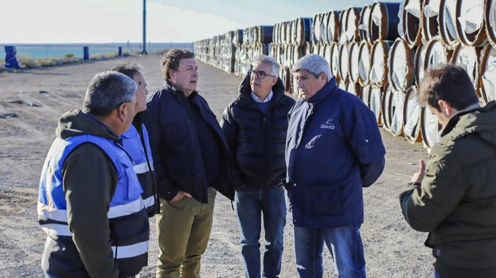 El segundo buque con caños provenientes de India ya descarga en San Antonio Este para avanzar con el gasoducto que conectará Vaca Muerta con el Golfo San Matías.