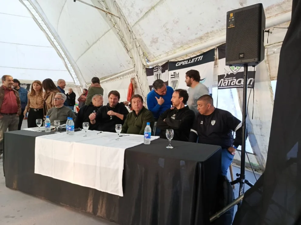 El Gobernador de Río Negro, Alberto Weretilnek junto al Intendente Rodrigo Buteler en la presentación de la obra para cerrar la segunda pileta del Club Cipolletti.