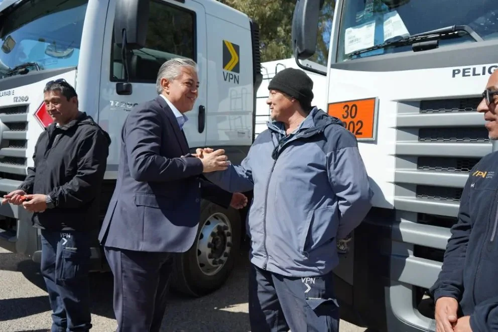 El gobernador Rolando Figueroa durante la entrega de cuatro nuevas unidades destinadas a Vialidad Provincial, el 15 de septiembre de 2026.