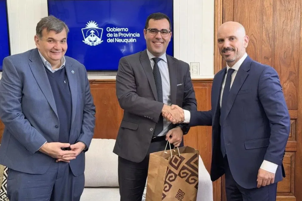 El ministro Jefe de Gabinete, Juan Luis Ousset, recibió al cónsul de España en Bahía Blanca, Francisco Javier San Román Gómez.