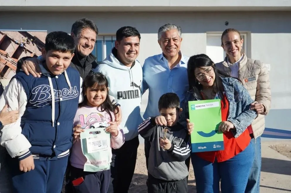 El gobernador, junto a la ministra de Infraestuctura -Tanya Bertoldi- y al intendente Mariano Gaido, entregaron viviendas en el barrio Z1 de la capital neuquina. Foto: Neuquén Informa