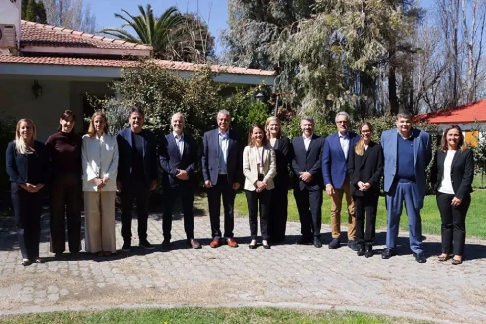El encuentro del gobernador junto a sus funcionarios y el intendente neuquino, con las autoridades del Banco Mundial se realizó en la ciudad de Neuquén. Foto: Neuquén Informa. 