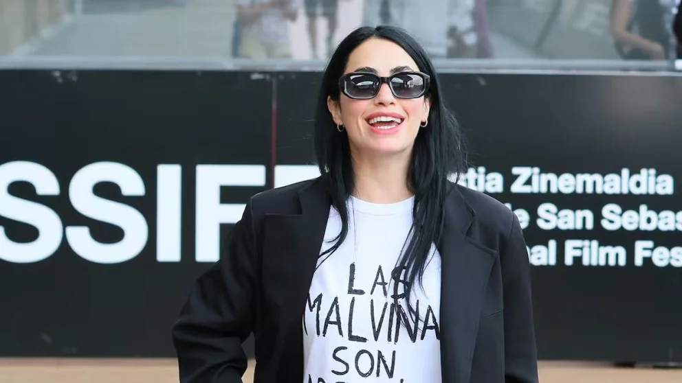 Lali Espósito lució una remera con la frase "Las Malvinas son argentinas" en su llegada al Festival de San Sebastián.