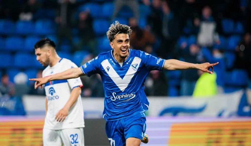 Ronald Martínez le dio la victoria a Vélez con un gol agónico. Foto: Prensa Vélez