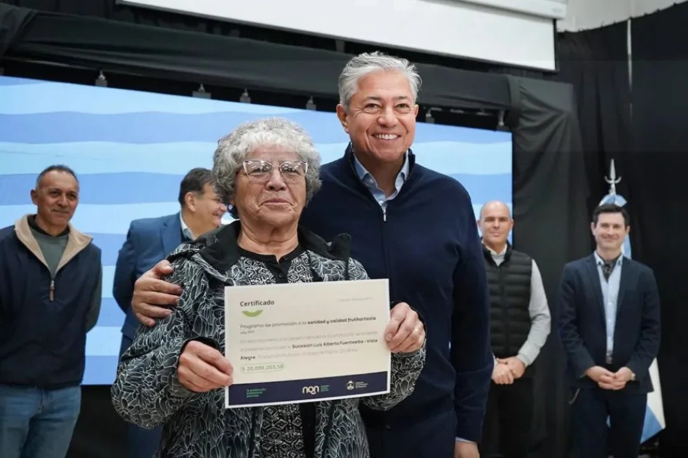El gobernador Rolando Figueroa durante la jornada de reconocimiento a productores frutihortícolas en Centenario.
