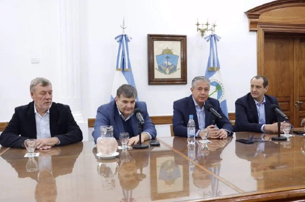 Se realizó la apertura de sobres de las licitaciones públicas para la elaboración de los proyectos ejecutivos, con la presencia del gobernador del Neuquén y parte de su gabinete. Foto: Neuquén Informa