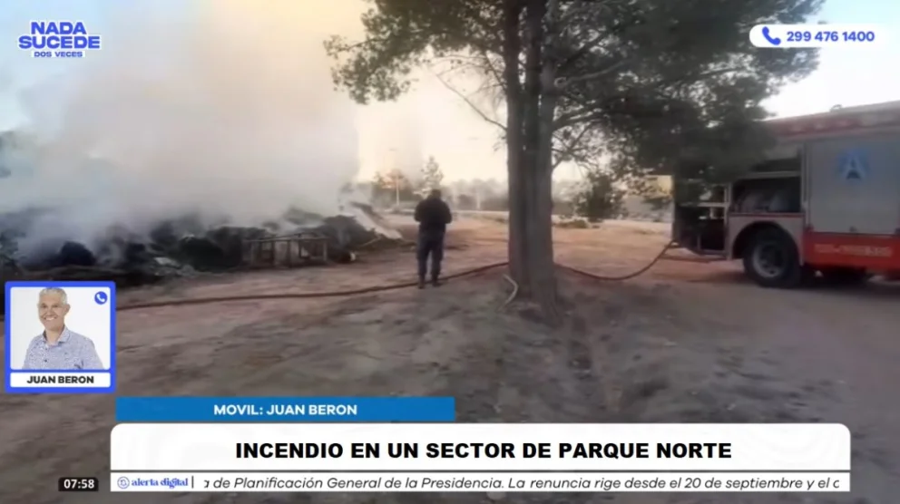 Bomberos de la Policía del Neuquén y personal municipal trabajan durante la mañana de este martes en el combate del fuego en Parque Norte. Foto: captura de video Cumbre Stream.