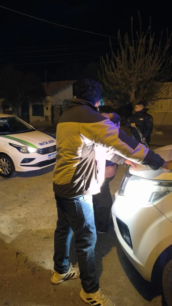 La pareja fue detenida en Allen luego de robar a un remisero en Neuquén. 