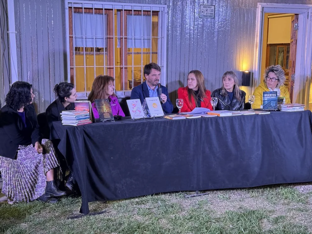 El lanzamiento se realizó en la Casa del Escritor y fue encabezado por el Intendente Rodrigo Buteler y la directora general de Cultura Mariana Prgich. Foto: gentileza.