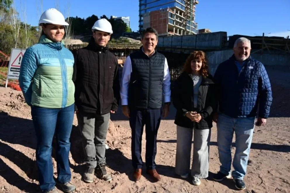 El intendente Gaido, junto a María Pasqualini y otros funcionarios.