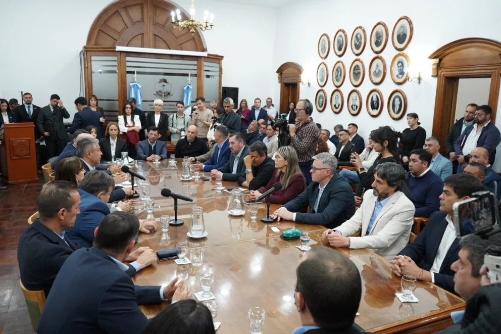 El gobernador neuquino firmó con intendentes y titulares de comisiones de fomento el segundo Pacto de Gobernanza. Foto: Neuquén Informa