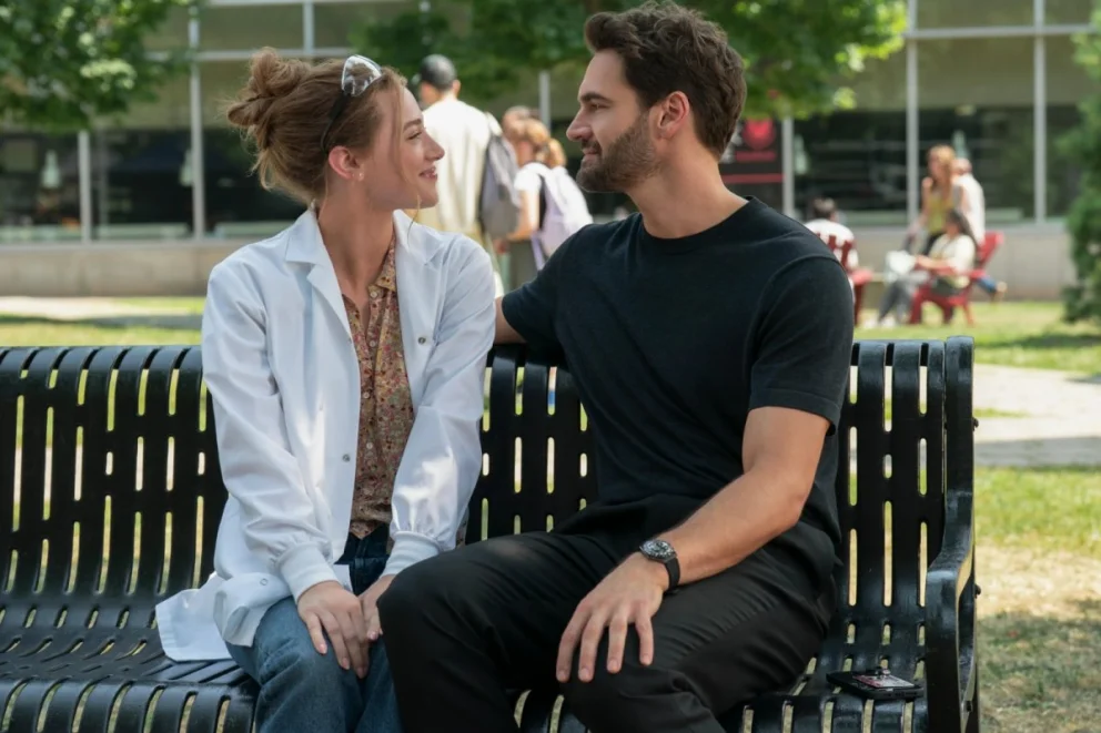 La exitosa novela romántica La hipótesis del amor, nacida de un fanfic espacial, llegó a Prime Video reivindicando el papel de la mujer en la ciencia.