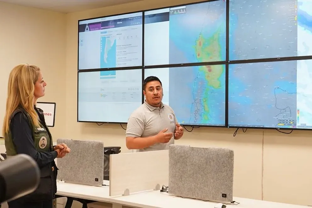 Personal de Emergencias monitorea el estado de las rutas cordilleranas durante el temporal que afecta a la provincia de Neuquén.
