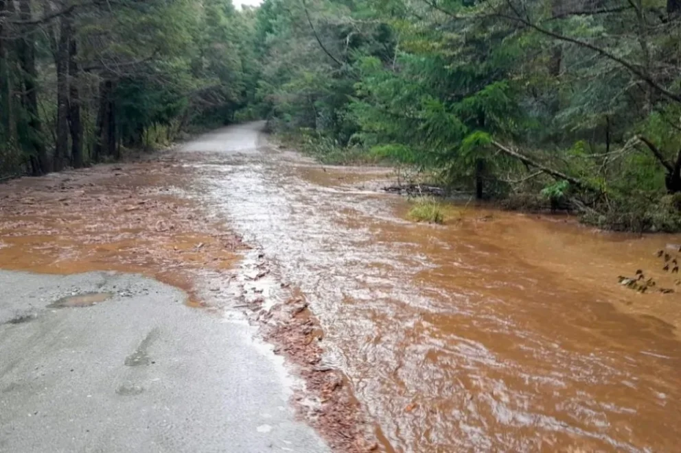 El temporal de lluvia y deslizamientos de material afectan a distintos sectores de la provincia, especialmente en el Sur neuquino. Foto: Neuquén Informa
