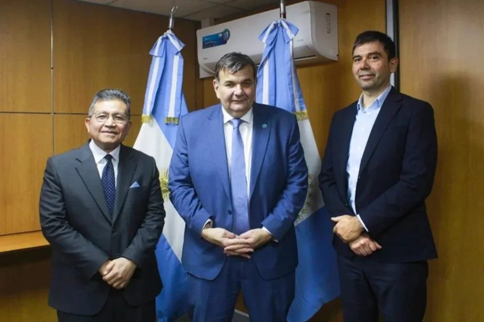 El representante de Indonesia mantuvo encuentros con el ministro de Economía, Guillermo Koenig, y el de Energía, Gustavo Medele, en Neuquén. Foto: Neuquén Informa