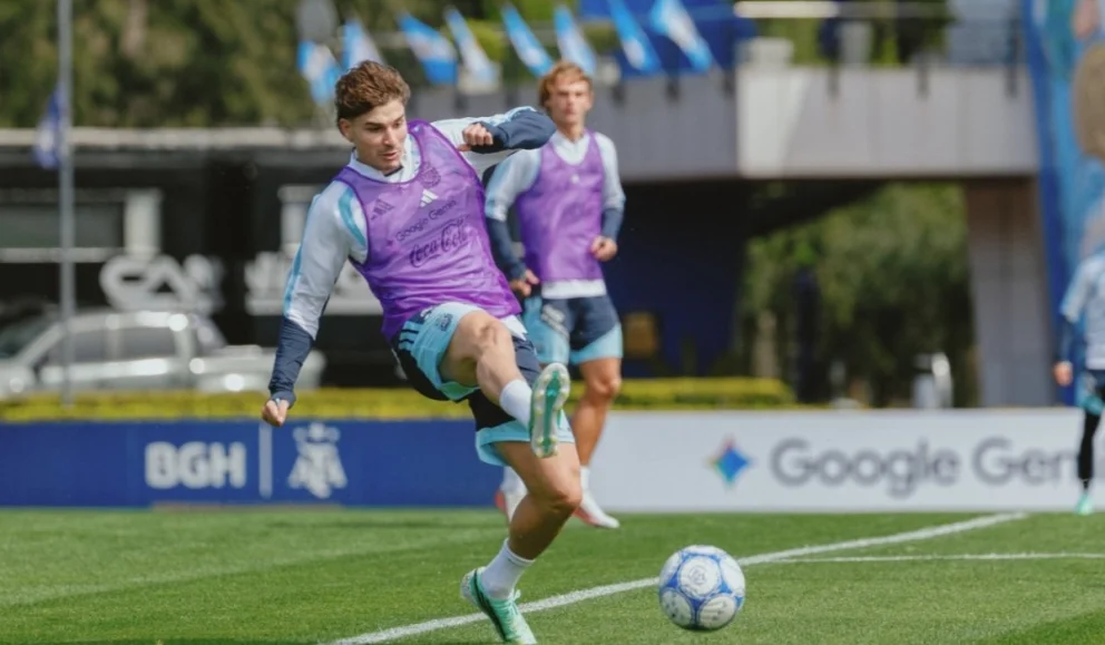 Julián Álvarez en el entrenamiento de la Selección en el predio de la AFA. Foto: Redes Selección Argentina