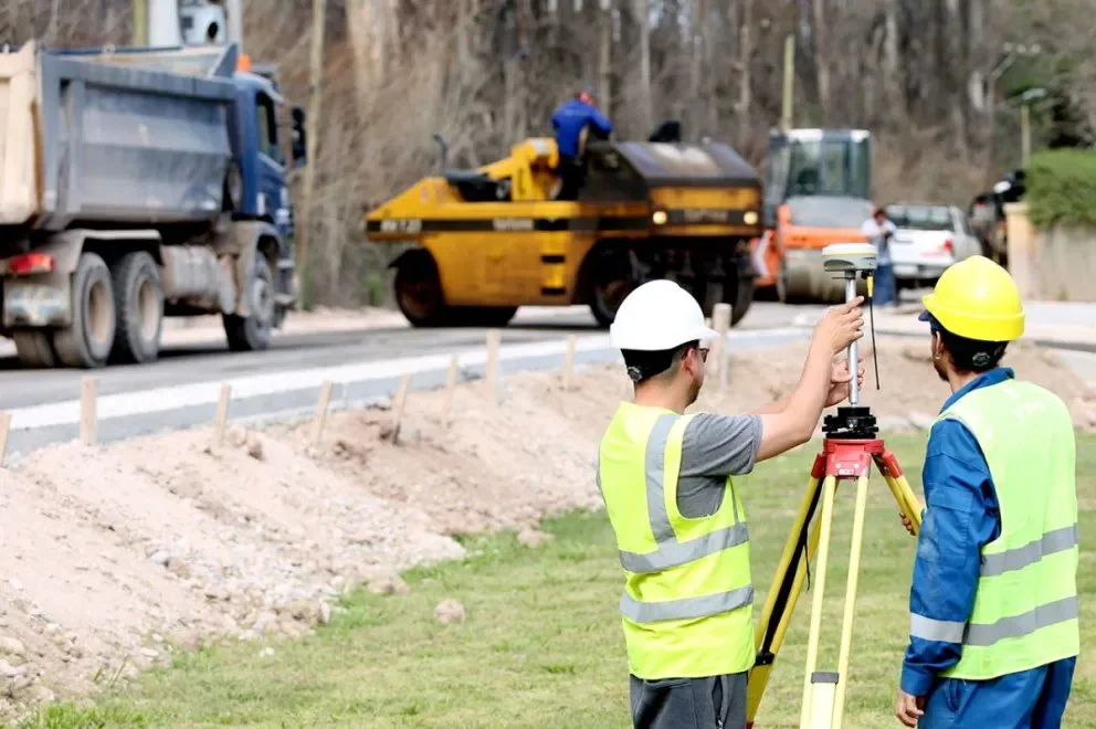 Los trabajos sobre Futaleufú avanzan mientras la Provincia prepara una nueva licitación para extender el corredor vial hacia el norte.