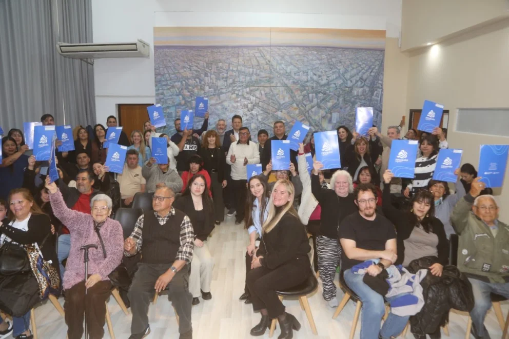 Mariano Gaido y María Pasqualini participaron de la entrega de documentación dominial a familias de Neuquén.