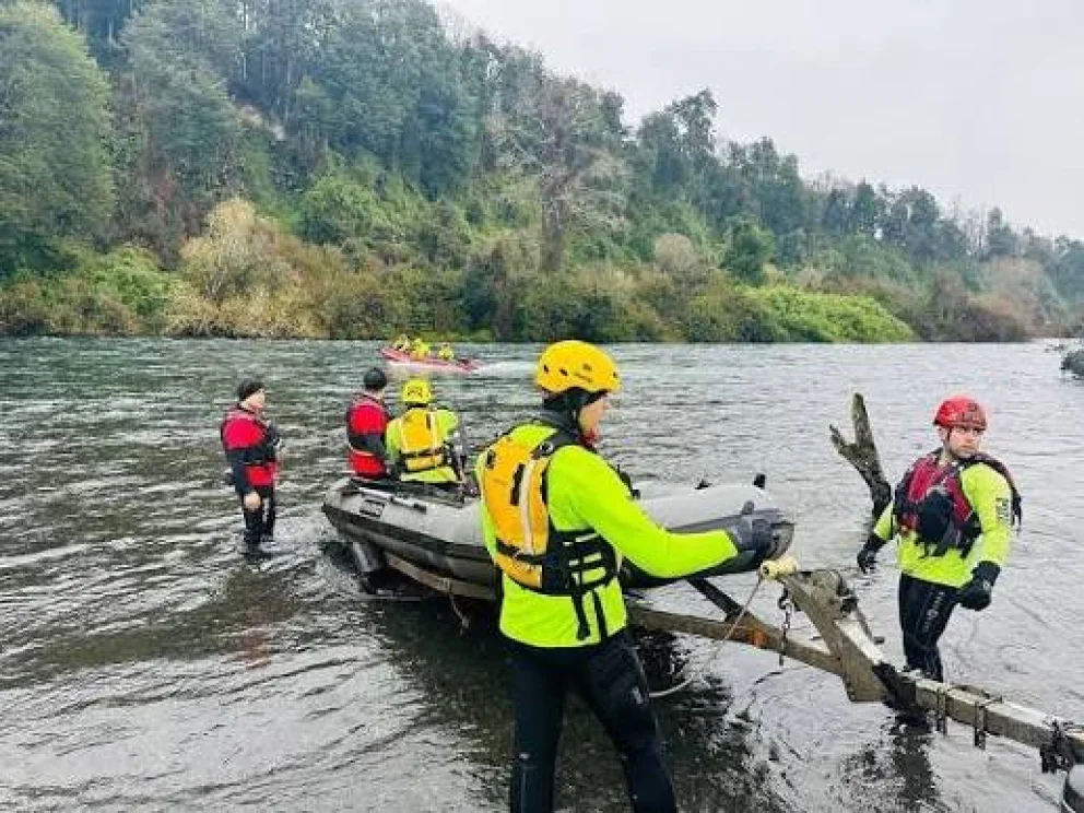 Buzos y drones se incorporaron a la búsqueda del efectivo desaparecido en el río Nahueve. Foto: gentileza.