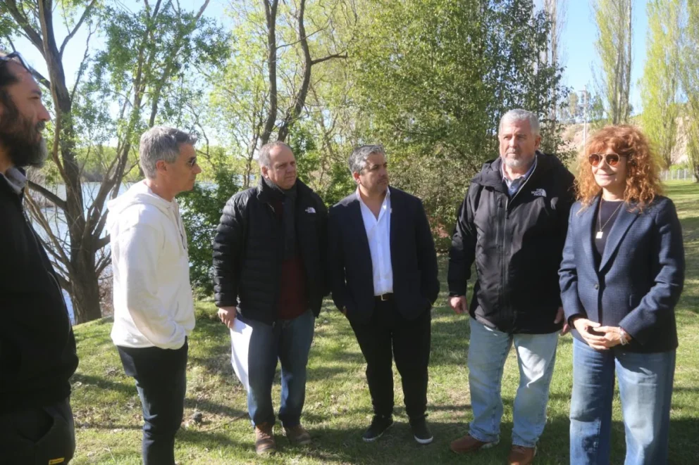 Recorrida de funcionarios municipales y vecinos por el sector del Paseo Costero en Bocahue.