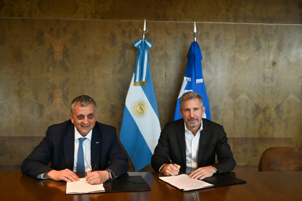 El gobernador Rogelio Frigerio y el presidente de YPF, Horacio Marín, suscribieron un acuerdo para integrar a Entre Ríos en la cadena de valor de Vaca Muerta mediante iniciativas de logística, minería y desarrollo industrial.