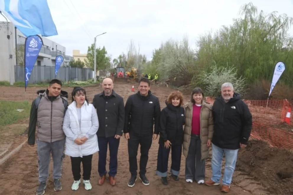 El intendente Mariano Gaido, la secretaria María Pasqualini y el ministro Juan Luis Ousset conversaron con vecinas durante la recorrida por la calle El Chocón, en Confluencia. (Foto: Municipalidad de Neuquén)