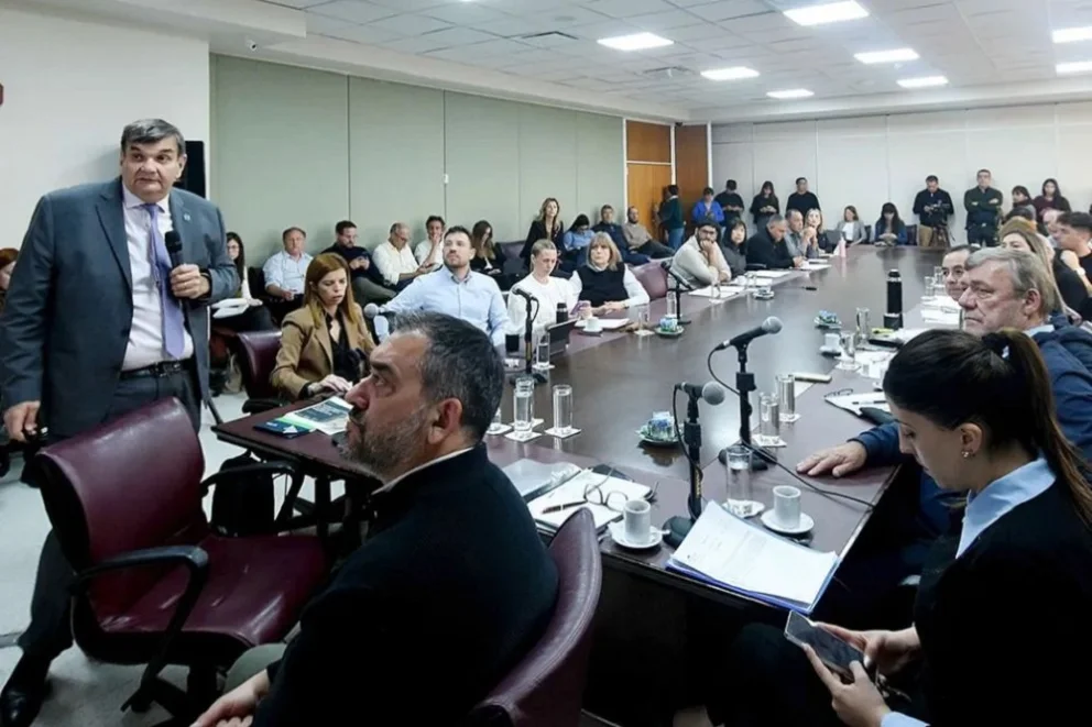 Funcionarios provinciales expusieron en la Comisión de Hidrocarburos el proyecto de pavimentación acordado con las operadoras de Vaca Muerta. Foto: Neuquén Informa