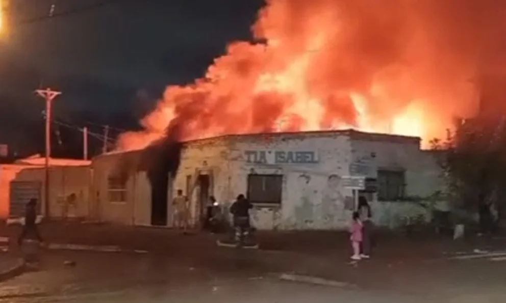 Lamentablemente, el fuego también arrasó con la vivienda familiar lindera. Foto: gentileza.