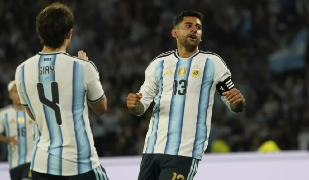 Cristian “Cuti” Romero, en su primer partido con la capitanía de la Selección. Foto: Olé