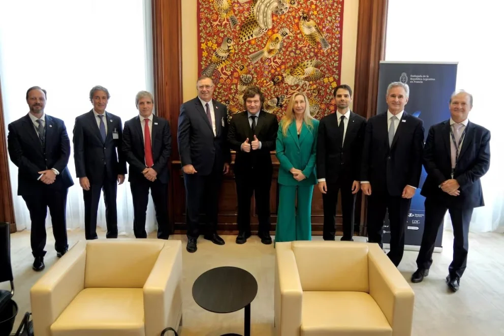 El presidente Javier Milei, funcionarios de su gobierno y autoridades de la empresa francesa. Foto: La Nación