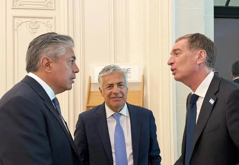El gobernador Rolando Figueroa durante su exposición en la Argentina Week, en París, el jueves 1 de octubre de 2026.