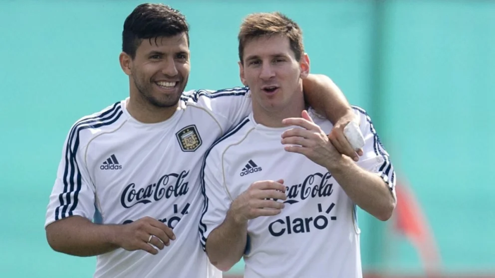 "Hay que estar muy orgullosos de él. Yo estaba con él y se moría por dar todo por la Selección", afirmó el Kun. Fuente: AFA