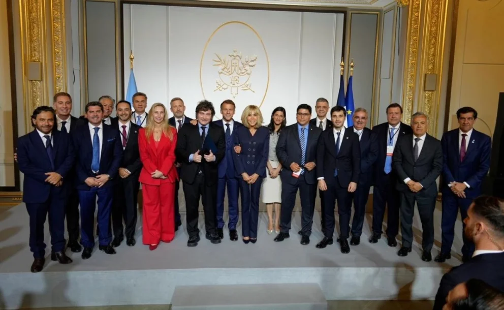 El recibimiento oficial que realizó el presidente francés a la delegación argentina. Foto: X