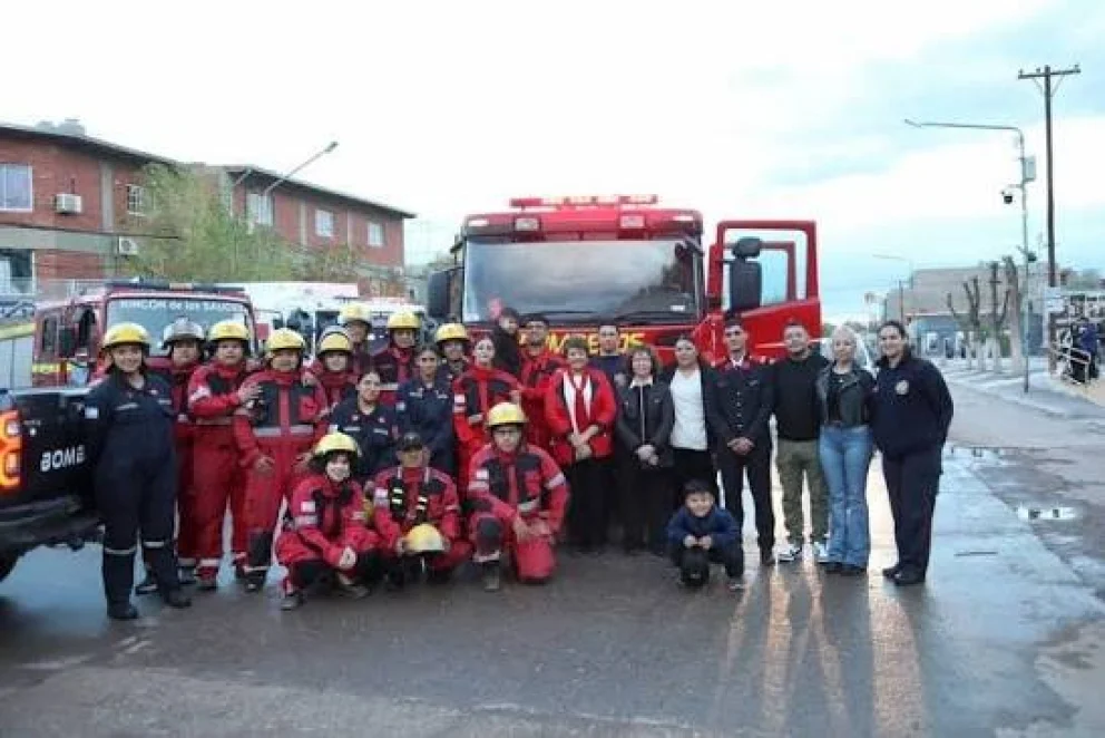 Pluspetrol donó equipamiento para la Central 16 de Bomberos de Rincón de los Sauces. Foto: gentileza.