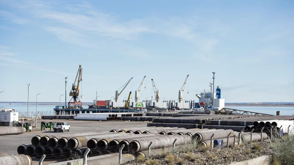 Las estructuras serán instaladas frente a Punta Colorada para permitir la carga de superpetroleros, mientras el puerto continúa recibiendo materiales para los principales proyectos energéticos de Río Negro.
