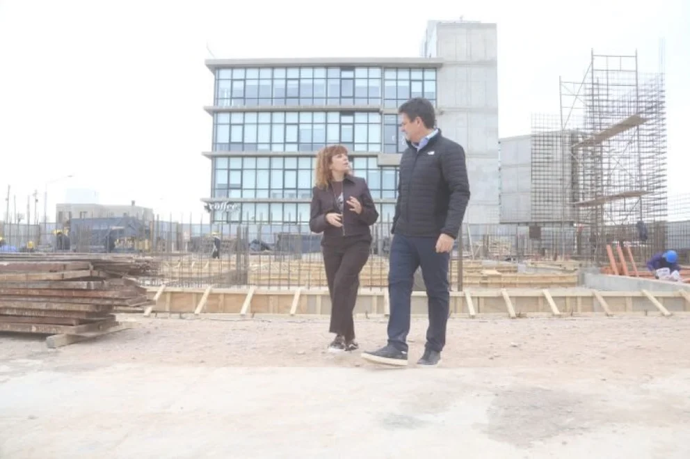 Mariano Gaido y María Pasqualini recorrieron el avance de la obra del tercer edificio del Polo Científico Tecnológico de Neuquén.
