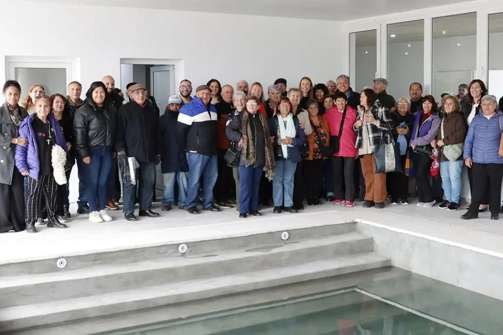 El gobernador Rolando Figueroa y autoridades provinciales y municipales durante la recorrida por el complejo Casa Activa en la capital neuquina.
