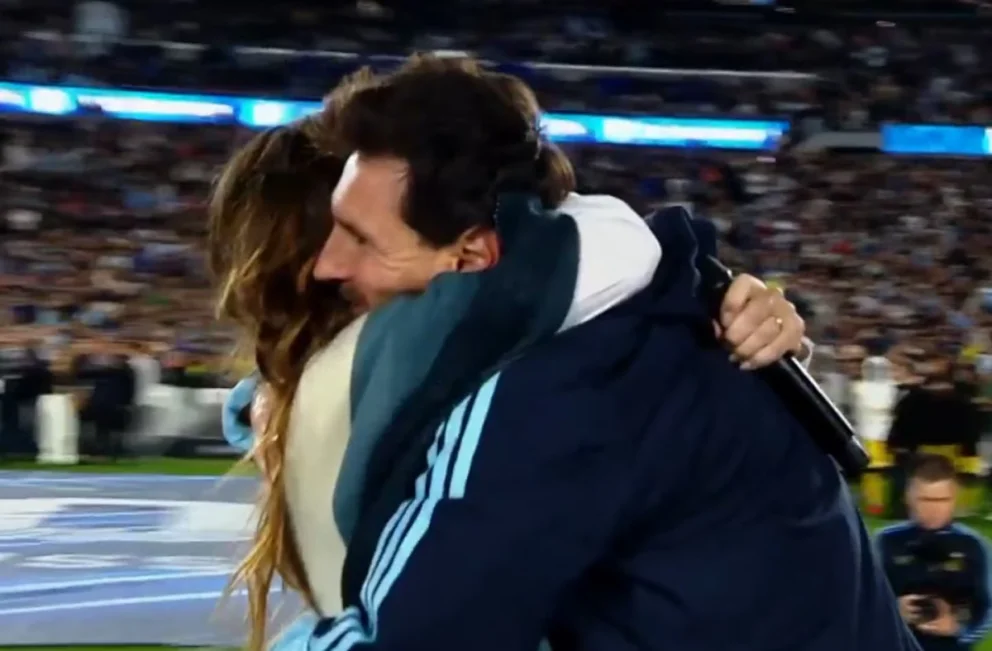 La Sole se emocionó al cantarle "Brindis" a Lionel Messi en su despedida y reveló la historia del poncho bandera artesanal que lució en el Monumental.