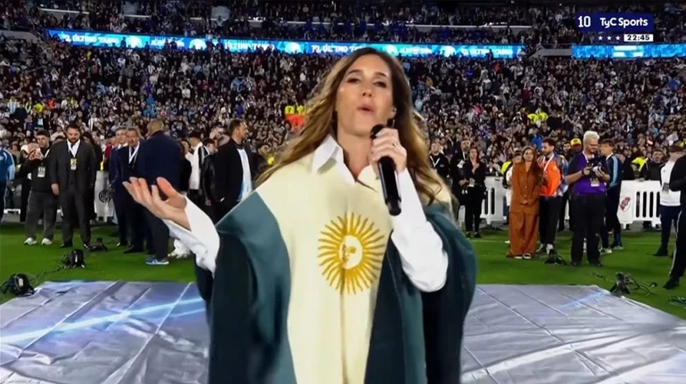 La Sole le rindió homenaje al delantero con una hermosa presentación de “Brindis”. Fuente: TyC Sports