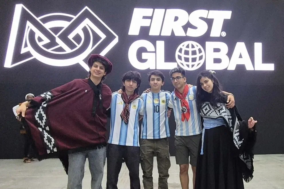 Estudiantes de las EPET 30 y 12 de San Martín de los Andes, durante el armado de su robot en Incheon, Corea del Sur.