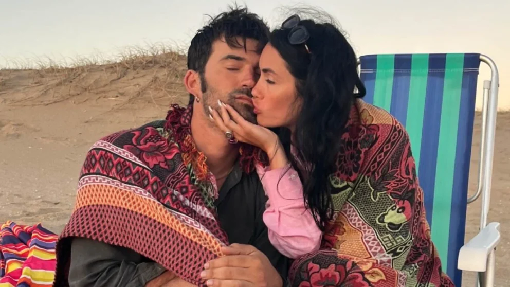 Los fans de Lali Espósito enloquecieron al descubrir que Pedro Rosemblat lleva una foto retro de la cantante de niña en la funda de su celular.