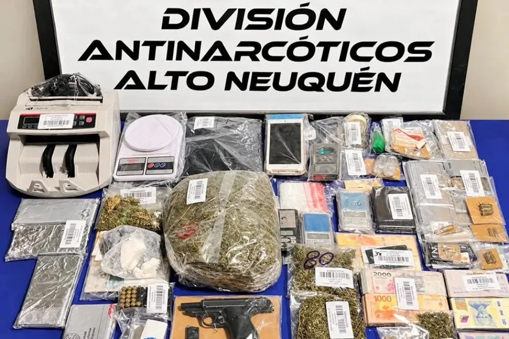 Parte de lo secuestrado en los allanamientos en Chos Malal. (Foto: Neuquén Informa).