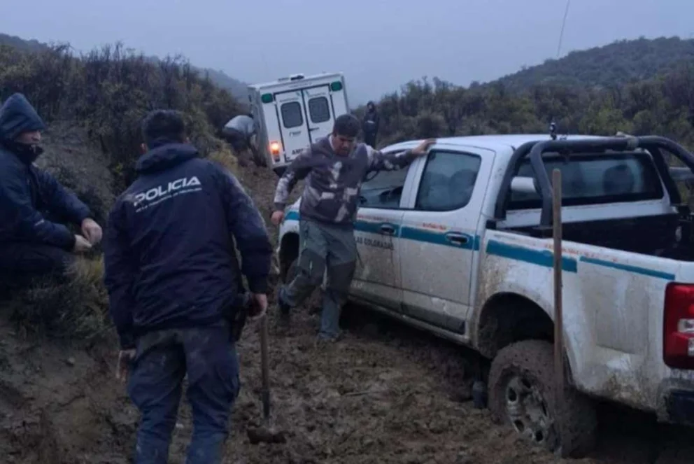 Un hombre murió en el paraje Las Cortaderas y las intensas lluvias dejaron varados a los equipos de Salud. 
