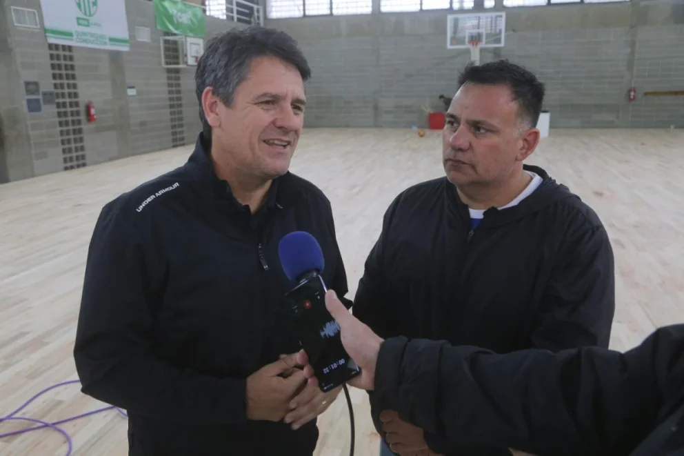 La cancha cuenta con aproximadamente 700 metros cuadrados.