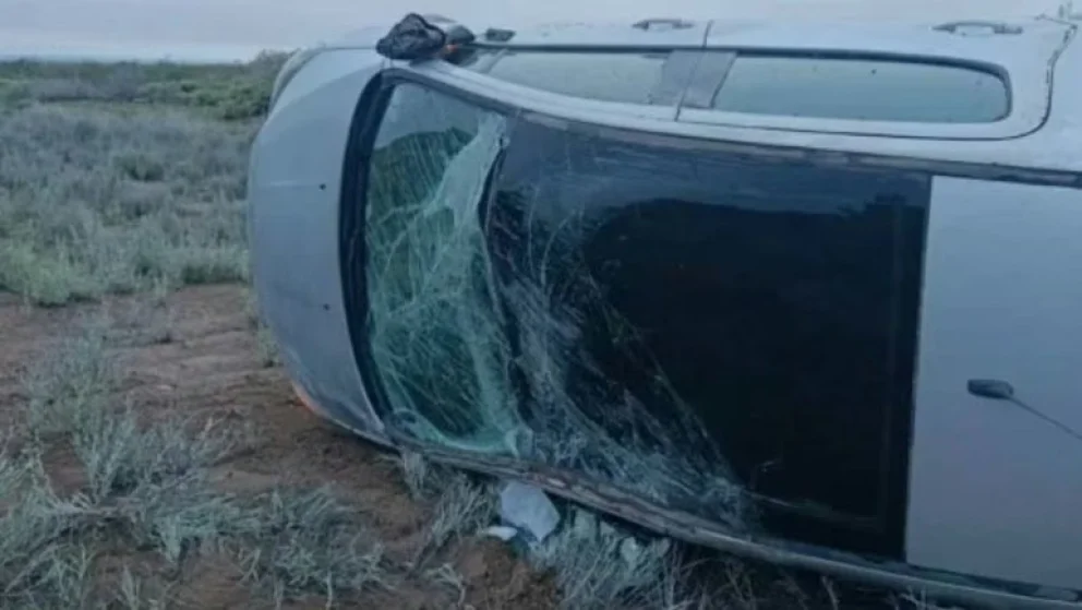El automóvil habría mordido la banquina y posteriormente volcó.