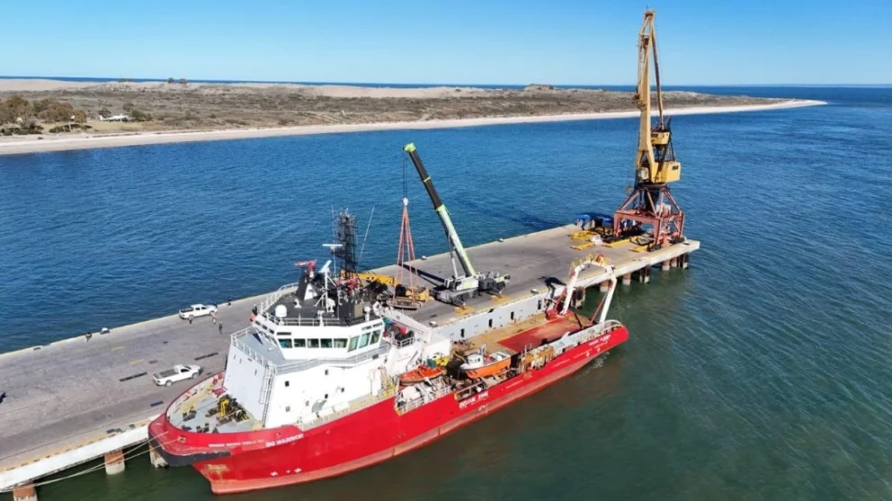 El buque BG Warrior realiza perforaciones y toma muestras del lecho marino para avanzar en la ingeniería del proyecto Argentina GNL.